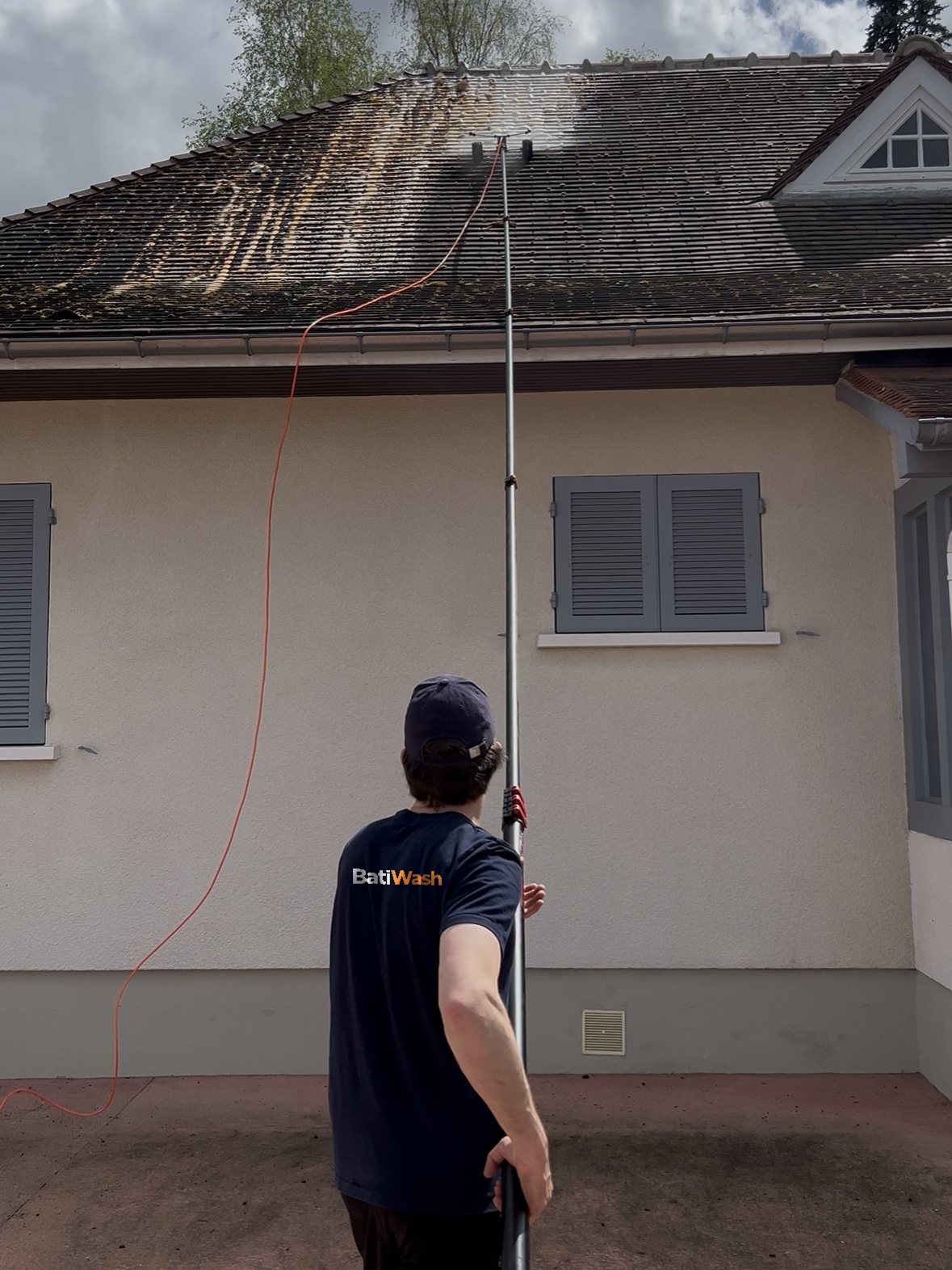 Nicolas, de BatiWash, traite une toiture à la perche télescopique depuis le sol
